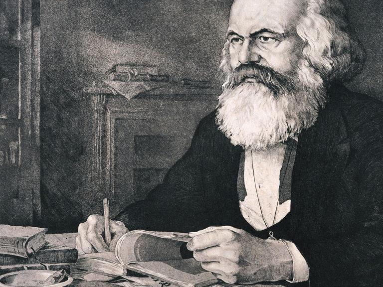 Eine schwarz-weiß-Radierung: Karl Marx sitzt in eleganter Kleidung an einem Schreibtisch und schreibt in ein Buch. Sein Blick ist ernst und nach vorne gerichtet.
