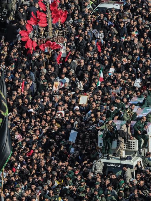 Menschen drängen sich um Särge in Teheran.