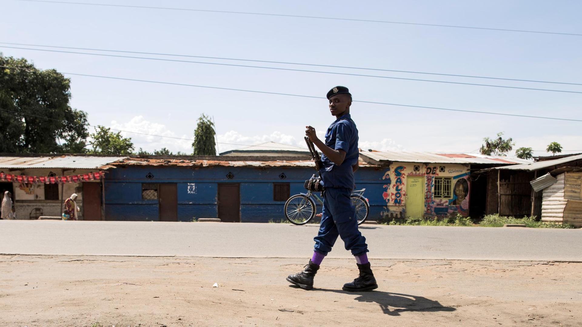 Ein Polizist patrouilliert auf einer Straße im Stadtviertel Mutakura in Burundis Hauptstadt Bujumbura.