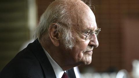 Profilaufnahme von Franz Mazura, der in ein Mikrofon spricht