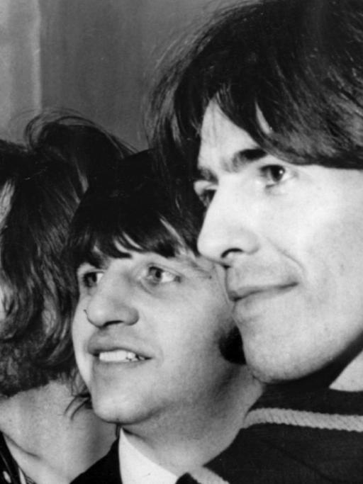 Die britische Popgruppe "The Beatles" mit (l-r) Paul McCartney, John Lennon, Ringo Starr und George Harrison. (Undatierte Aufnahme). |