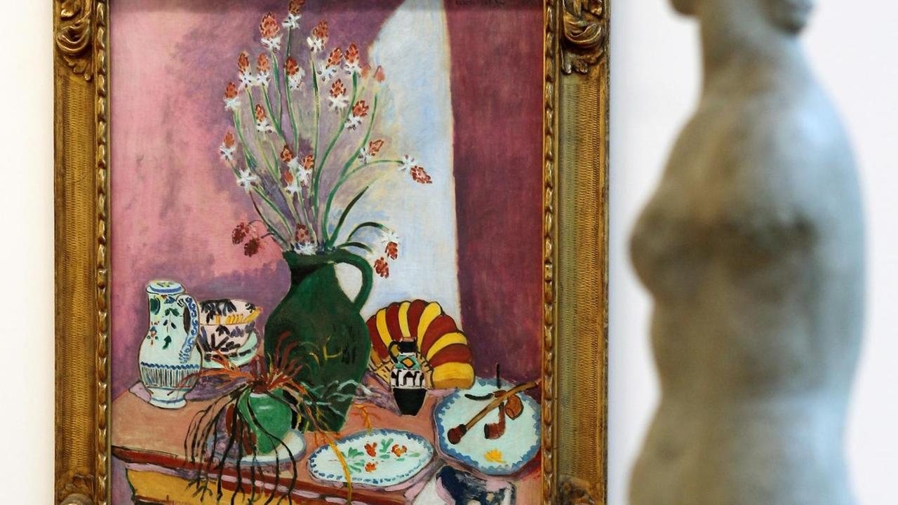 Vor dem Stillleben mit Affodillen von Henri Matisse (1907) steht am Mittwoch (14.12.2011) im Essener Folkwang Museum der "kleine Frauentorso" von Wilhelm Lehmbruck (1910). Unter dem Titel "Im Farbenrausch" startet das Museum im Herbst 2012 eine große Expressionismus-Ausstellung mit etwa 100 Gemälden, darunter Leihgaben aus aller Welt.