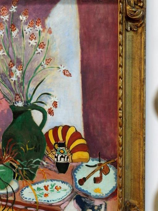 Vor dem Stillleben mit Affodillen von Henri Matisse (1907) steht am Mittwoch (14.12.2011) im Essener Folkwang Museum der "kleine Frauentorso" von Wilhelm Lehmbruck (1910). Unter dem Titel "Im Farbenrausch" startet das Museum im Herbst 2012 eine große Expressionismus-Ausstellung mit etwa 100 Gemälden, darunter Leihgaben aus aller Welt.