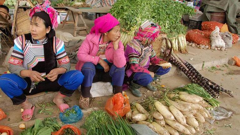 Chinesische Bäuerinnen verkaufen Gemüse auf einem Markt