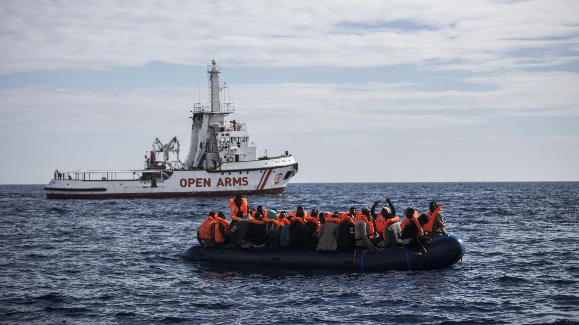 Spanien, Mittelmeer: Flüchtlinge auf einem Schlauchboot im Mittelmeer erwarten die Ankunft eines Schiffes der spanischen Nichtregierungsorganisation Pro Activa Open Arms. Spanien, Mittelmeer: Flüchtlinge auf einem Schlauchboot im Mittelmeer erwarten die Ankunft eines Schiffes der spanischen Nichtregierungsorganisation Pro Activa Open Arms.