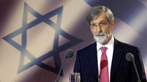 Shimon Stein, ehemaliger Botschafter des Staates Israel in Deutschland, vor der israelischen Flagge.