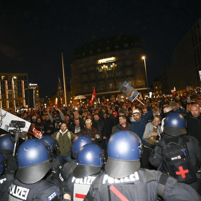 Polizeibeamte stehen in Leipzig Teilnehmern einer Demonstration gegen die Corona-Maßnahmen gegenüber
