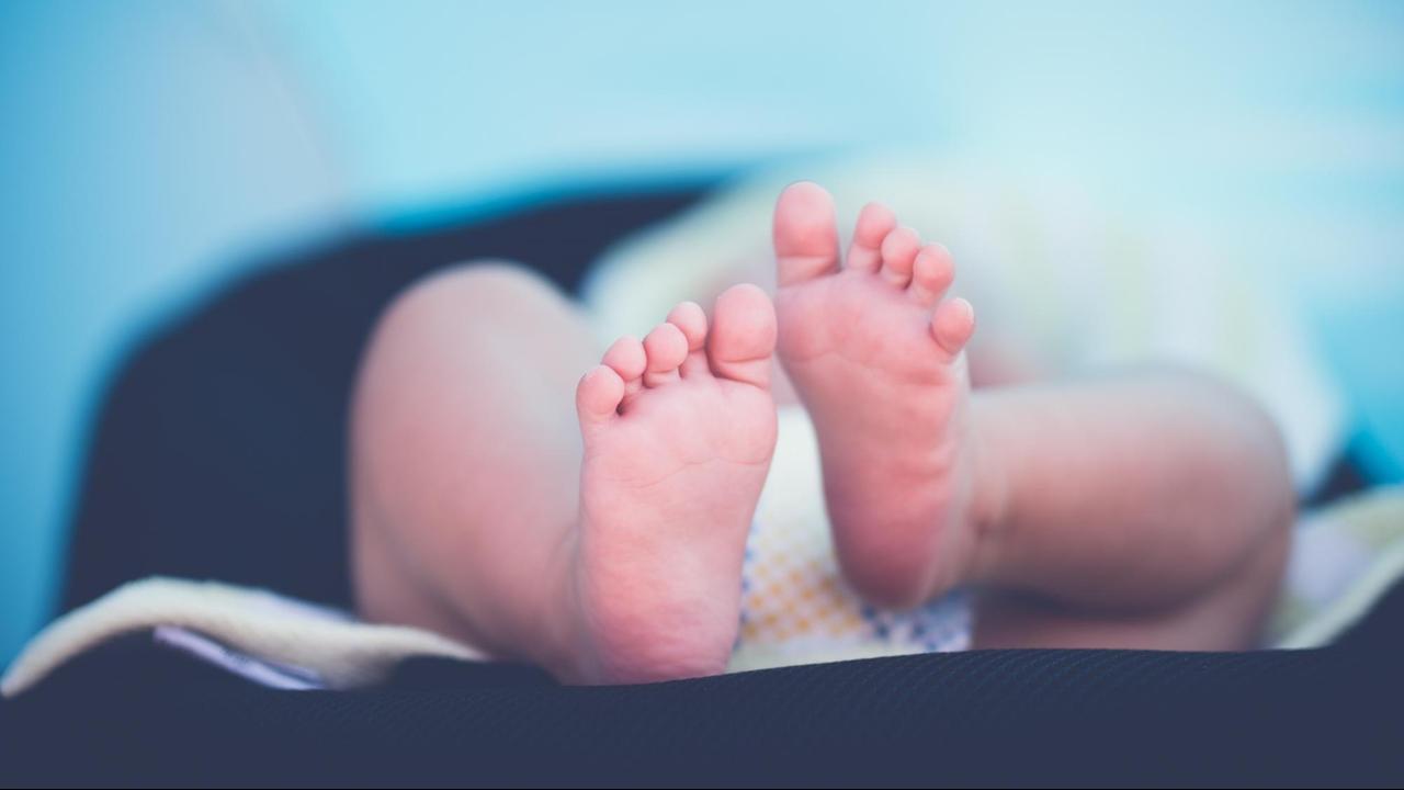 Foto von den Füßen eines Babys.