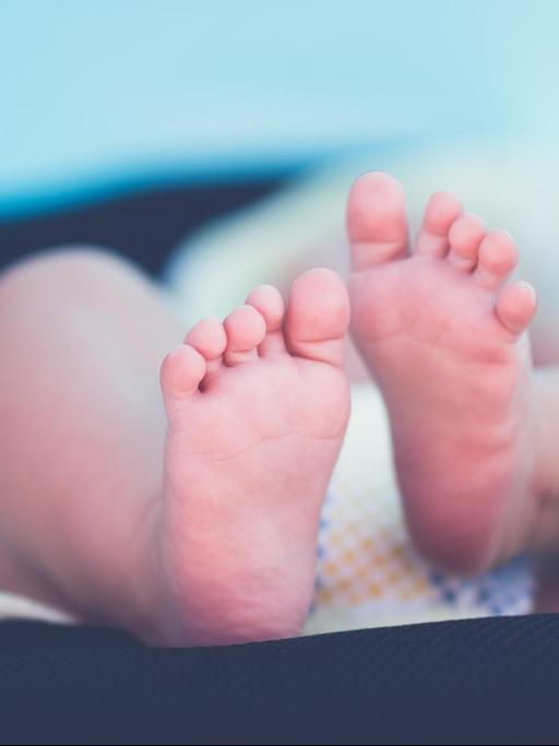 Foto von den Füßen eines Babys.