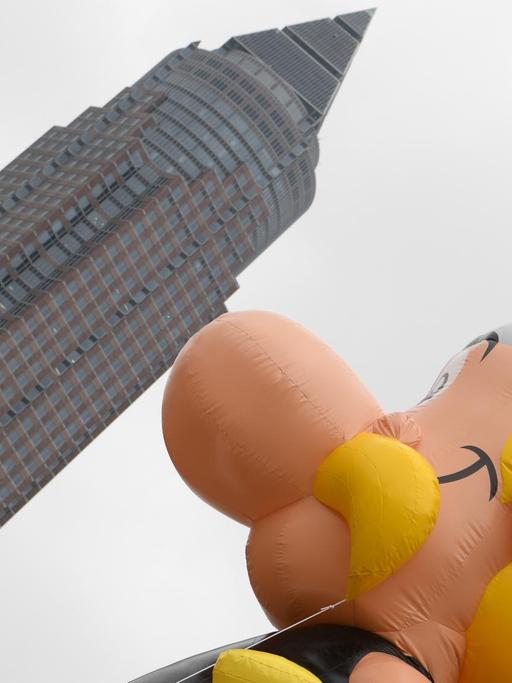 Comics und Frankreich? Eine riesige Asterixfigur begrüßt die Besucher der Besuchmesse in Frankfurt