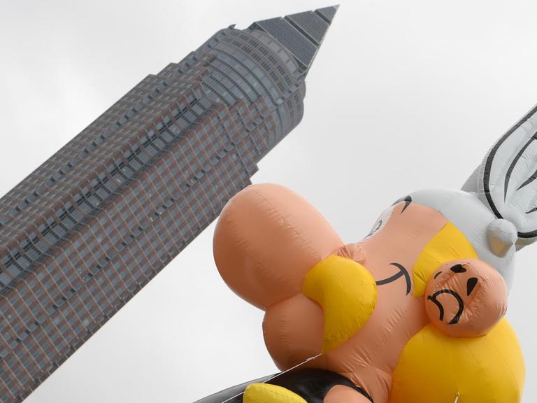 Comics und Frankreich? Eine riesige Asterixfigur begrüßt die Besucher der Besuchmesse in Frankfurt