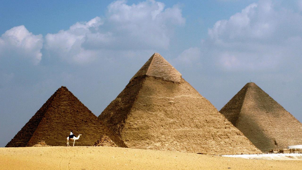 Das Bild zeigt die drei Pyramiden von Gizeh mit ihren typischen Erdfarben.