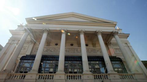 Die Außenansicht des Royal Opera House in London.