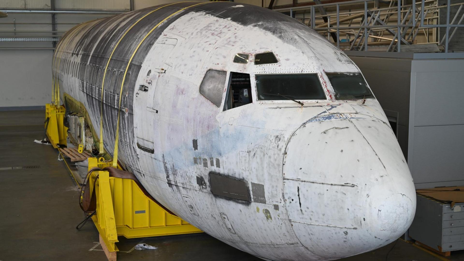 Die Lufthansa-Maschine "Landshut" steht im Bodensee-Airport in einem Hangar des Dornier Museums. Das 1977 entführte Flugzeug Landshut soll restauriert und ausgestellt werden. Die Lufthansa-Maschine "Landshut" steht im Bodensee-Airport in einem Hangar des Dornier Museums. Das 1977 entführte Flugzeug Landshut soll restauriert und ausgestellt werden.