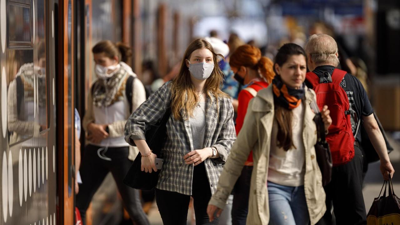 In Bussen, Bahnen und Zügen in NRW sowie auf Gleisen wie am Kölner Hauptbahnhof herrscht wegen der Coronakrise derzeit Maskenpflicht und Reisende erscheinen nur noch maskiert. 