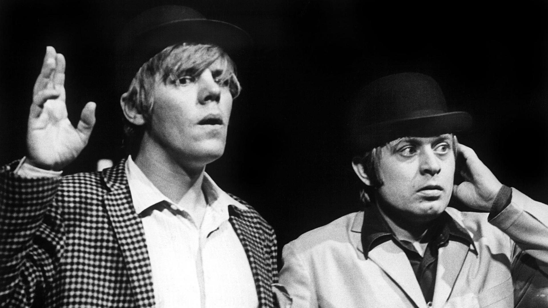 Peter Striebeck (l) und Ralf Schermuly als Wladimir und Estragon in einer Szene des Theaterstücks "Warten auf Godot" von Samuel Beckett am 18.10.1972 bei Proben im Hamburger Thalia-Theater. Peter Striebeck (l) und Ralf Schermuly als Wladimir und Estragon in einer Szene des Theaterstücks "Warten auf Godot" von Samuel Beckett am 18.10.1972 bei Proben im Hamburger Thalia-Theater.