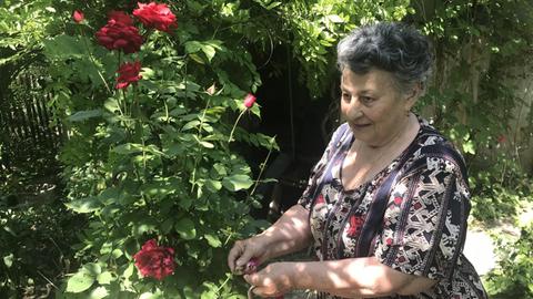 Lidija mit Rose vor ihrer Datscha