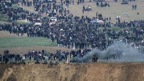 Israelische Soldaten und palästinensische Demonstranten stehen sich im Gazastreifen gegenüber.