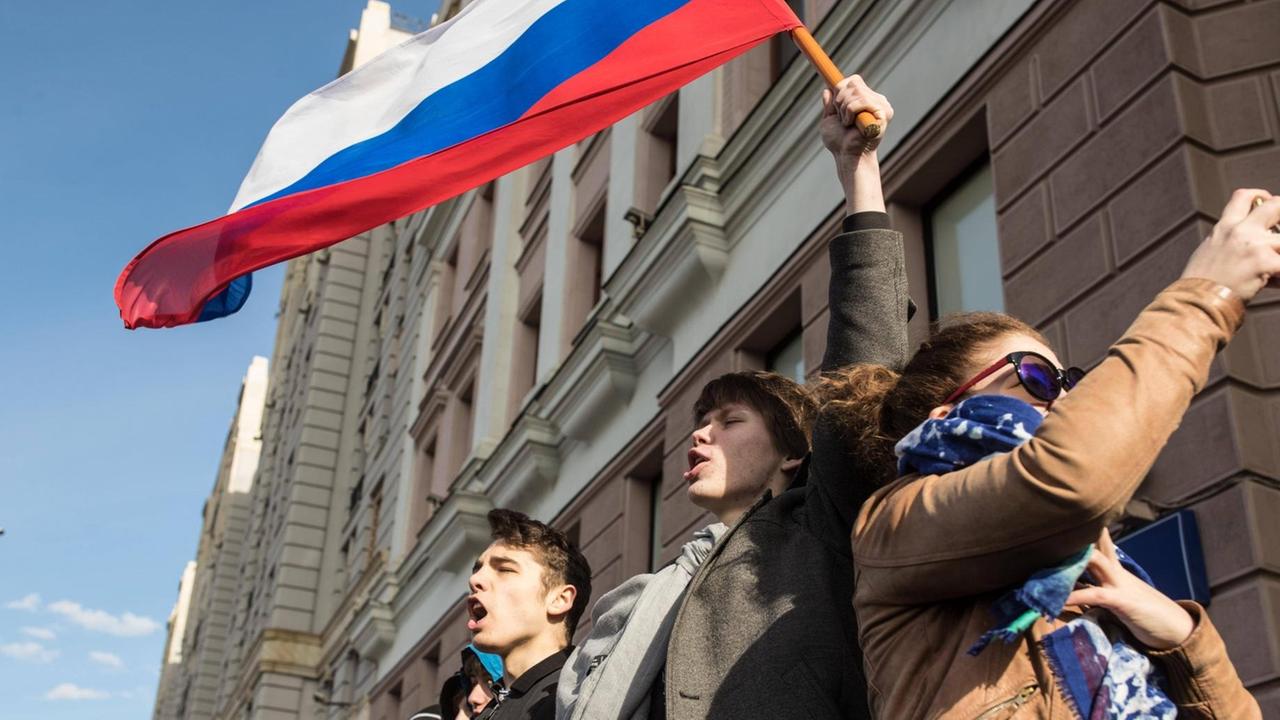Junge Demonstranten in Moskau rufen Slogans bei einer der landesweiten Anti-Korruptions-Protestkundgebungen in Russland