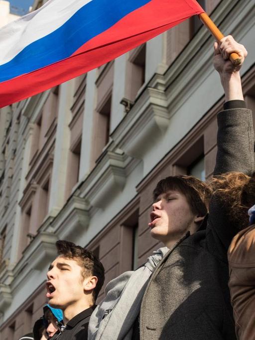 Junge Demonstranten in Moskau rufen Slogans bei einer der landesweiten Anti-Korruptions-Protestkundgebungen in Russland