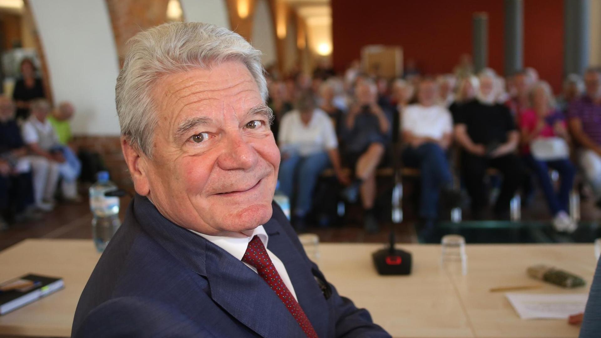 Altbundespräsident Joachim Gauck hält einen Vortrag vor Publikum