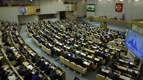 Der russische Ministerpräsident Dmitri Medwedew vor der Duma
