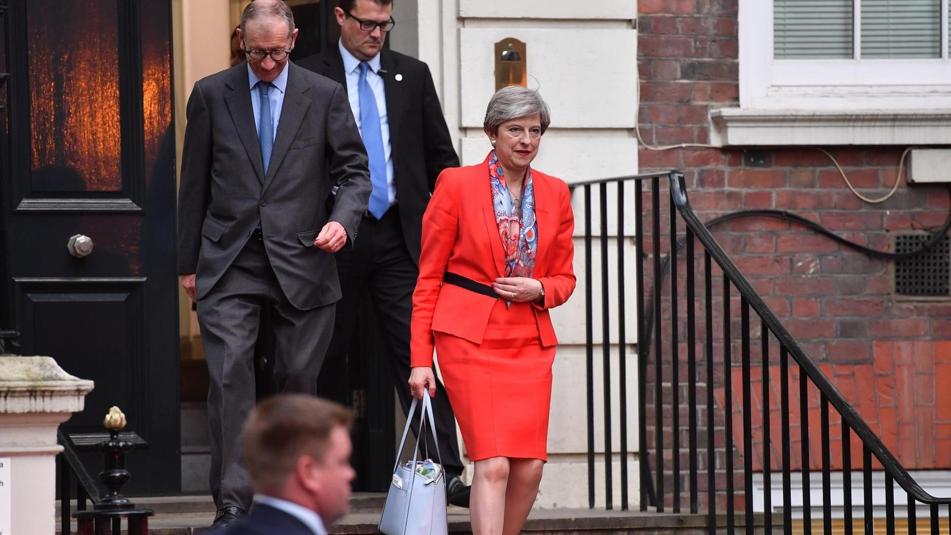 Premierministerin Theresa May und ihr Ehemann Philip am Morgen nach der Unterhauswahl in London.