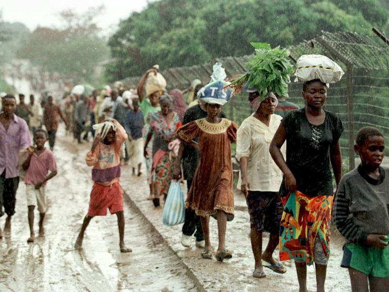 Nach Unruhen geflüchtete Bewohner von Brazzaville kehren in die Hauptstadt zurück.