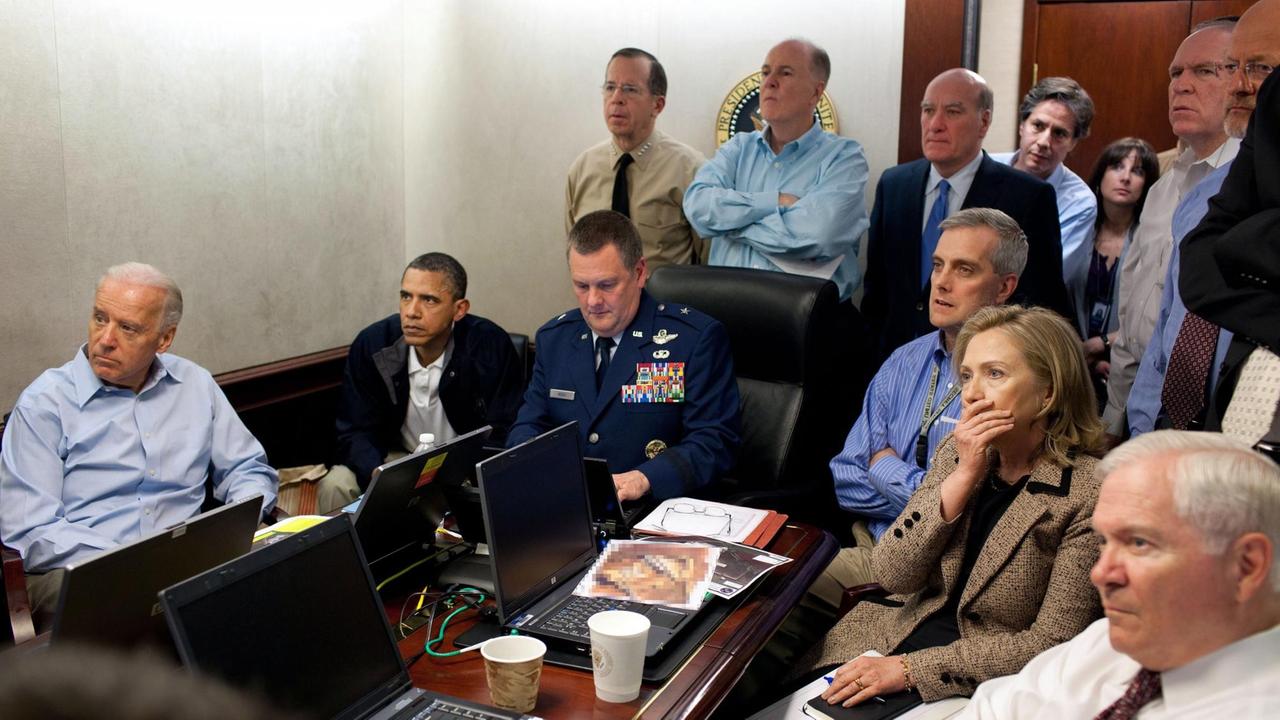 US-Präsident Barack Obama und andere Regierungsvertreter verfolgen am 1. Mai 2011 den Einsatz gegen Osama bin Laden