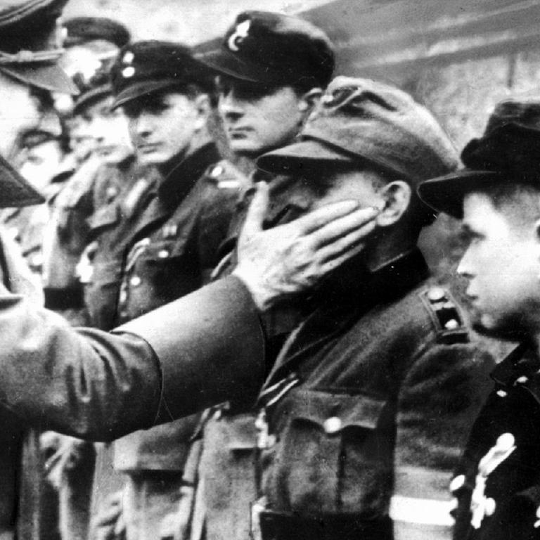 Eine der letzten Aufnahmen von Adolf Hitler vom 20.03.1945 zeigt ihn bei der Auszeichnung von Mitgliedern der Berliner Hitler-Jugend, die zum Ende des Zweiten Weltkrieges in Volkssturmeinheiten zusammengefaßt wurden. 