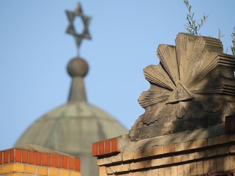 Das Bild zeigt die Synagoge in Halle mit der Kuppel und einem Davidstern auf der Spitze.