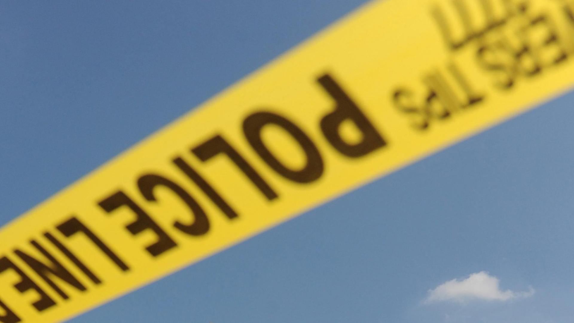 ILLUSTRATION - ARCHIV - Ein Absperrband der Polizei mit dem Aufdruck "Police Line", aufgenommen am 01.09.2010 in Silver Spring, USA.