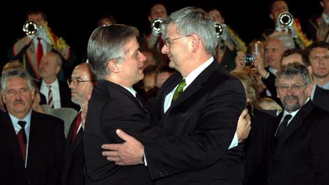 Bundesaußenminister Joschka Fischer (r) und sein polnischer Amtskollege Wlodzimierz Cimoszewicz umarmen sich in der Nacht zum Samstag (01.05.2004) anlässlich des Beitritt Polens zur EU auf dem deutsch-polnischen Grenzübergang Stadtbrücke in Frankfurt (Oder). Mit dem 1. Mai wurde Polen gemeinsam mit neun weiteren Staaten offizielles Mitglied der Europäischen Union.