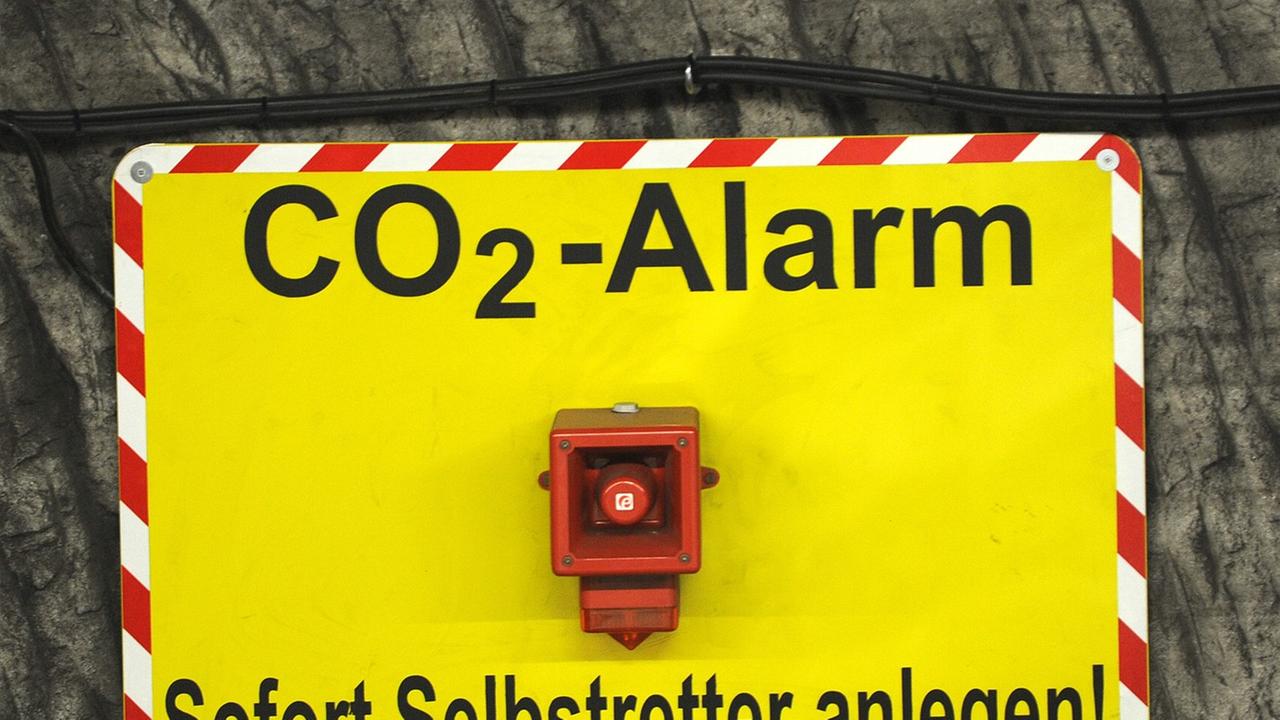 Warnschild für CO2-Alarm im Kaliwerk Werra am Standort Hera bei Philippsthal (Hessen)