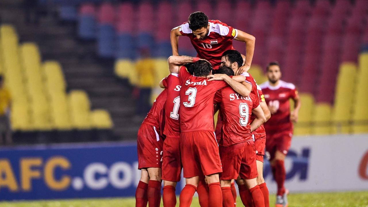 Die Spieler der syrischen Nationalmannschaft jubeln über ein Tor in der WM-Qualifikation. Foto: Zhong Zhenbin/Imaginechina/dpa