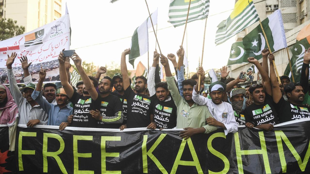 Pakistanische Demonstranten gehen mit antiindischen Parolen auf die Straße.