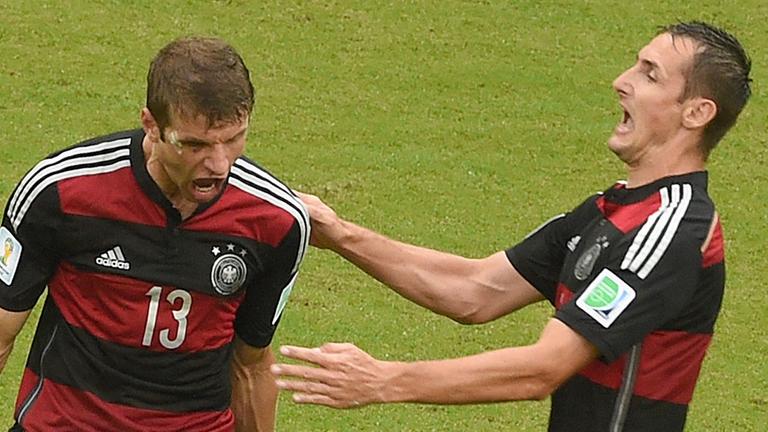 Thomas Müller jubelt nach seinem 1:0 gegen die USA zusammen mit Miroslav Klose.