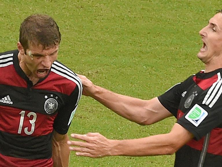 Thomas Müller jubelt nach seinem 1:0 gegen die USA zusammen mit Miroslav Klose.