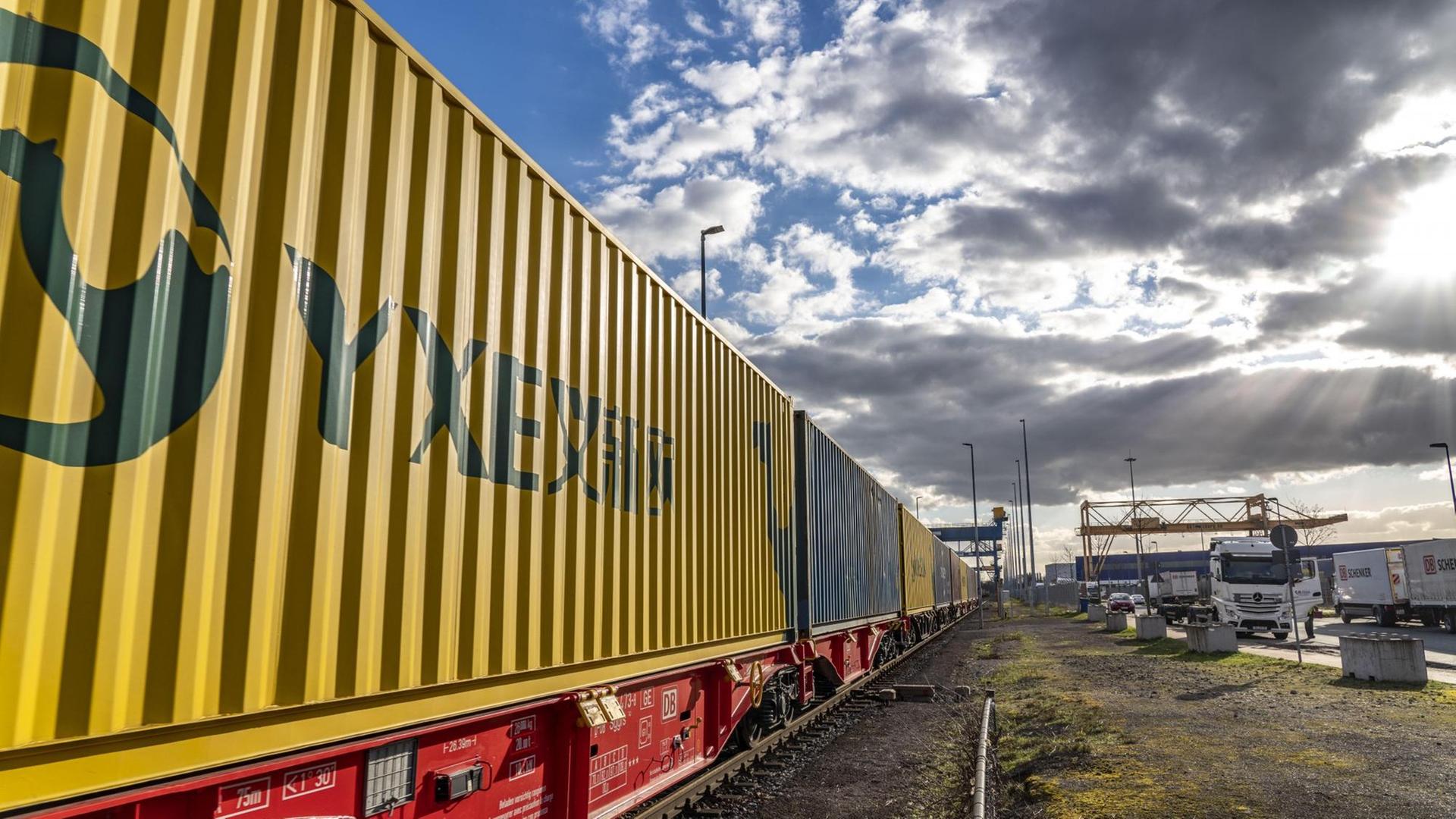 Das Foto zeigt einen Container auf einem Zug. Er fährt von China nach Deutschland.