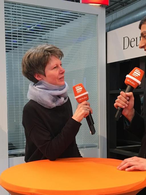 Moderatorin Anke Schaefer im Gespräch mit Bijan Moini auf der Republica in Berlin.
