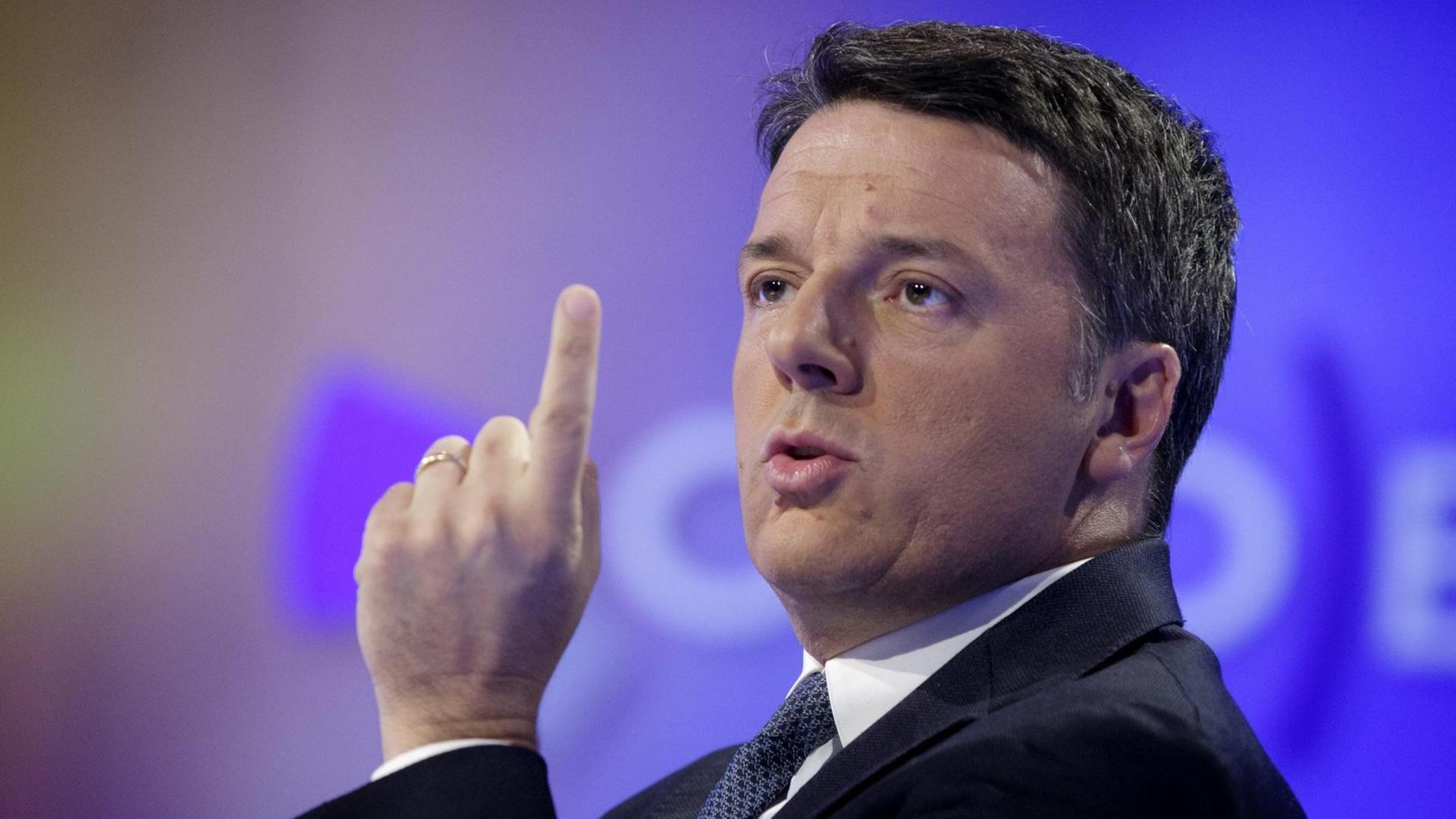 Matteo Renzi hält den Zeigefinger hoch bei einem TV-Auftritt Anfang Oktober