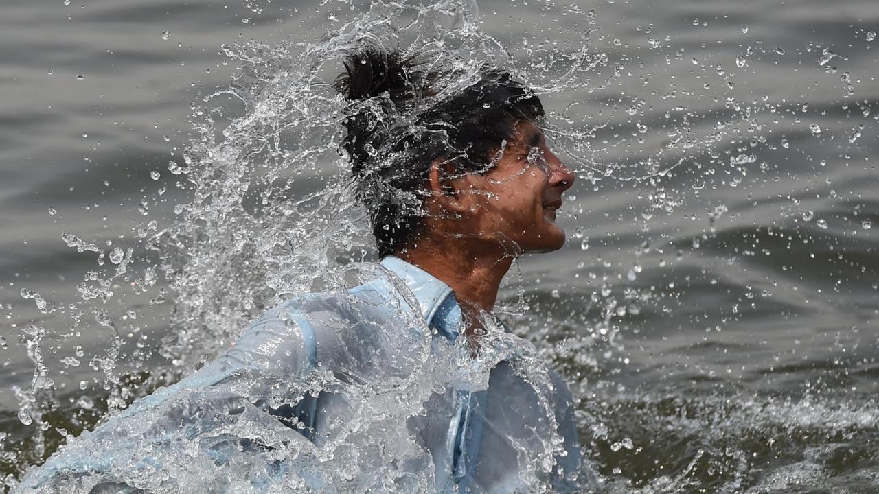 Ein junger Pakistani kühlt sich während der Hitzewelle im Juni 2015 im Meer ab