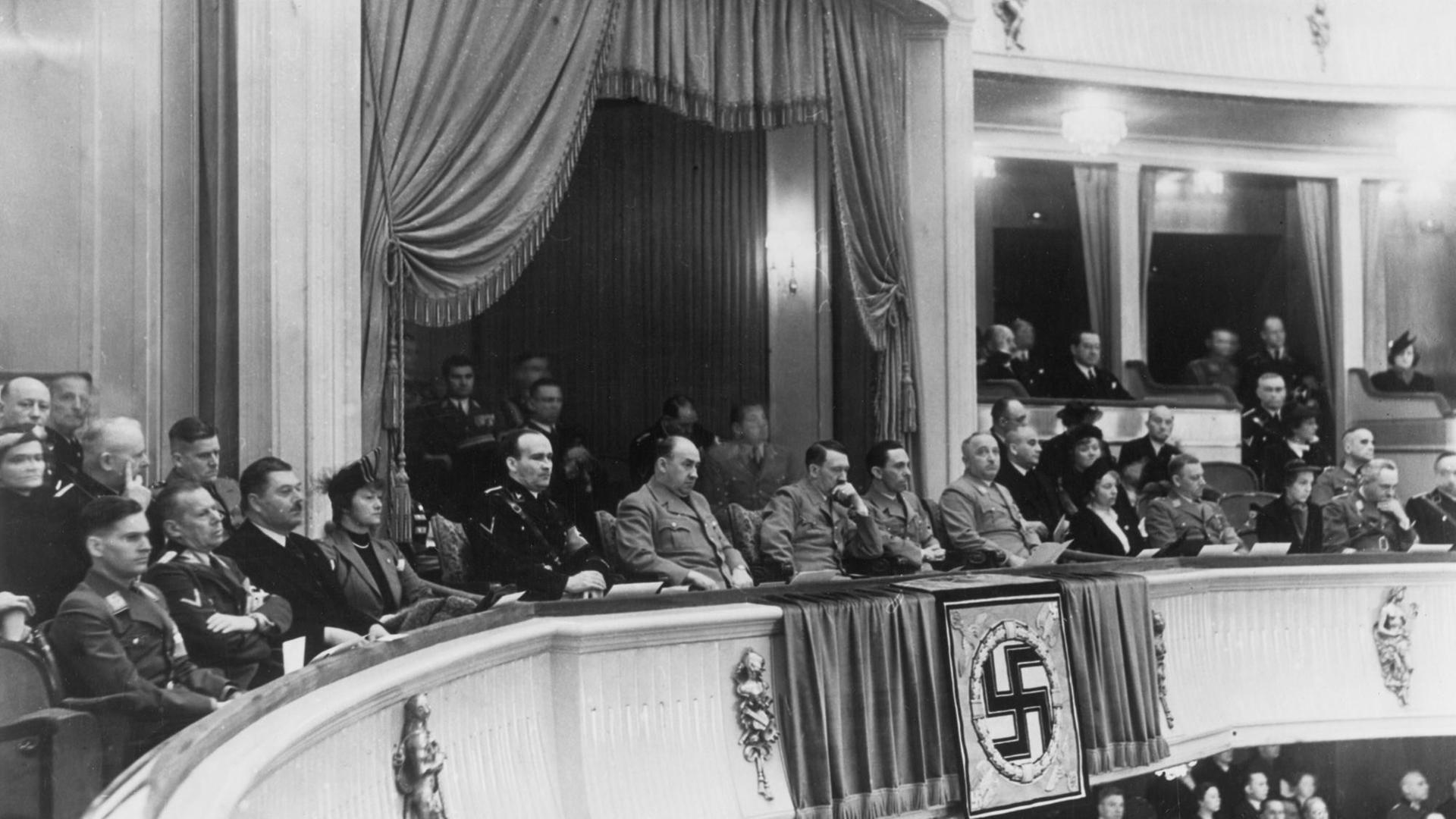 Goebbels verkündet im Deutschen Opernhaus in Berlin die Gewinner der Nationalpreise 1937/38. In der Ehrenloge sitzt Adolf Hitler.