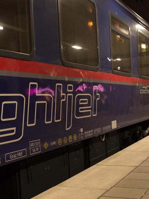 Ein Wagen der Österreichischen Bundesbahnen (ÖBB) mit dem Schriftzug «nightjet» steht am 16.12.2016 im Hauptbahnhof von München (Bayern). Zum Fahrplanwechsel am 11. Dezember stellte die Deutsche Bahn (DB) ihre City Night Line ein. Seitdem betreibt die ÖBB einige Nachtzugverbindungen in Deutschland. Foto: Gioia Forster/dpa (Zu dpa «Mit dem Nachtzug durch Deutschland - macht es ÖBB besser als DB?» vom 21.12.2016) | Verwendung weltweit