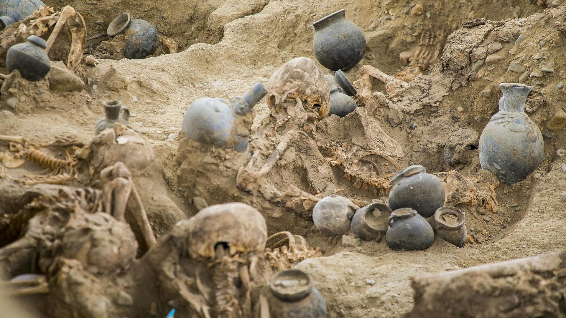 Ein jahrhundertealtes Massengrab in Peru mit Keramikgefäßen, Werkzeug und Skeletten. Ein jahrhundertealtes Massengrab in Peru mit Keramikgefäßen, Werkzeug und Skeletten.