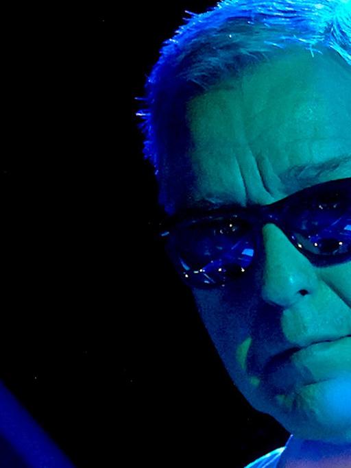Jaki Liebezeit spielt am Schlagzeug auf dem Moers Festival in Moers
