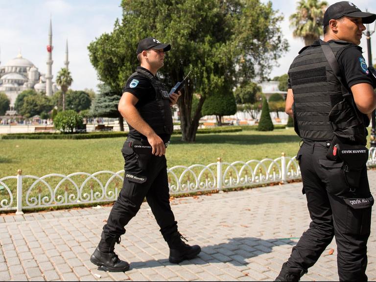 Zwei Polizisten patrouillieren vor der Blauen Moschee in Istanbul.