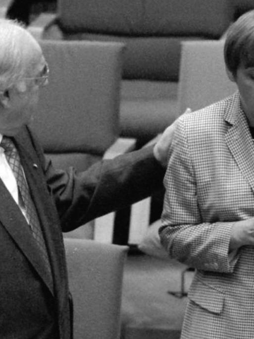 Undatiertes Foto vom damaligen Bundeskanzler Helmut Kohl wie er die damalige Bundesumweltministerin Angela Merkel im Bonner Bundestag auf die Schulterklopft.