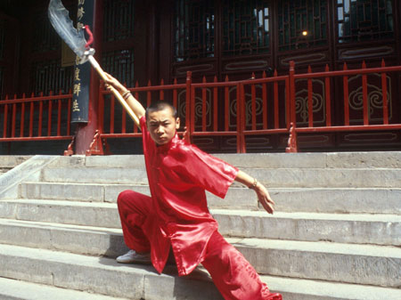 Ein junger Shaolin-Mönch bei einer Kampfkunst-Vorführung im berühmten Shaolin-Tempel in Songshan in der chinesischen Provinz Henan.