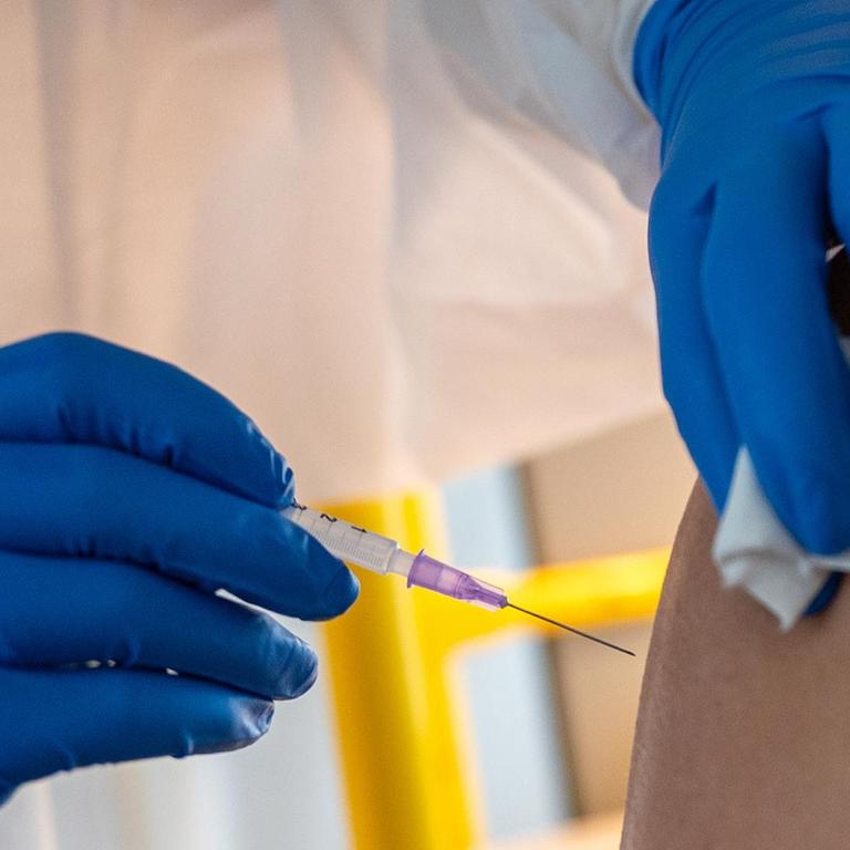 Eine Ärztin impft eine Frau gegen Corona-Virus Eine Ärztin impft eine Frau gegen Corona-Virus